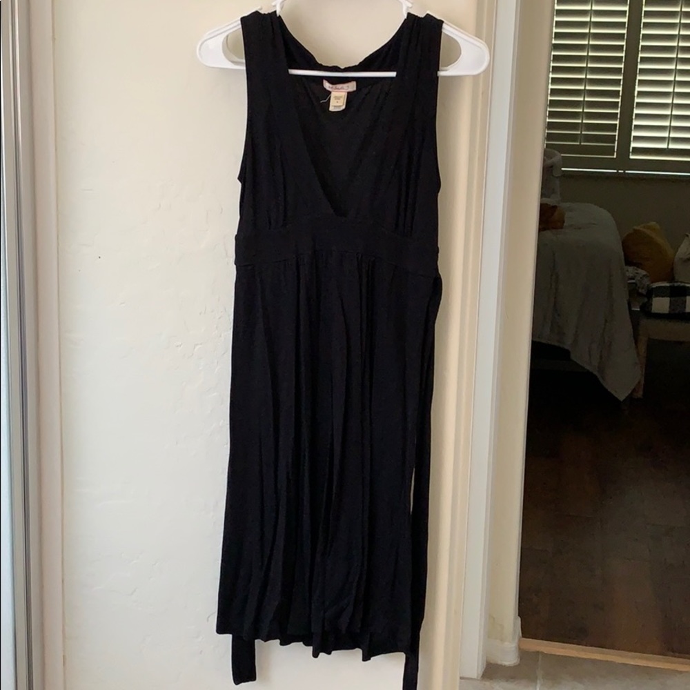 Black sleeveless dress